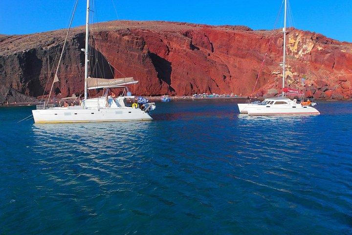 サントリーニ島から火山を経由するカタマランのロマンチックなサンセットクルーズ