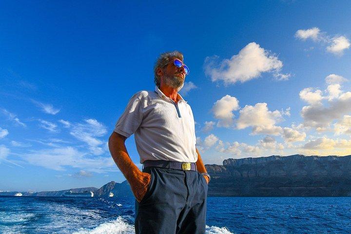 サントリーニ島から火山を経由したホワイトビーチへの共有クルーズ