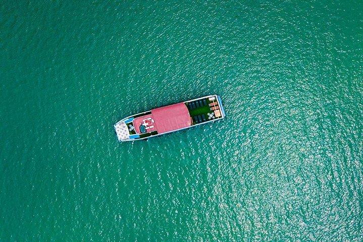 Halong bay Cruise Day Trip: Kajakpaddling, Simning, Surprise Cave & Titop Island
