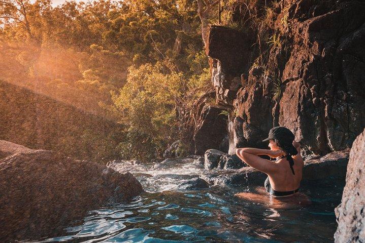Viagem diurna com tudo incluído ao Waterfall Explorer saindo de Airlie Beach