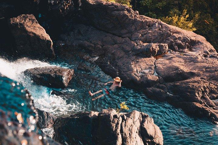Viagem diurna com tudo incluído ao Waterfall Explorer saindo de Airlie Beach