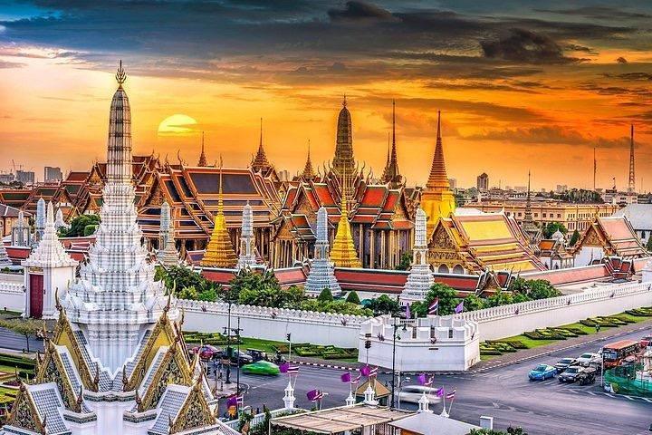 Bangkok: Grand Palace and Emerald Buddha Walking Tour With Guide