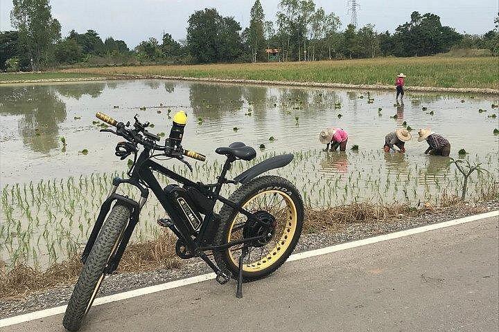 1日Eバイクカントリーサイドとナムプラエ（平坦丘陵、ガイド付き）