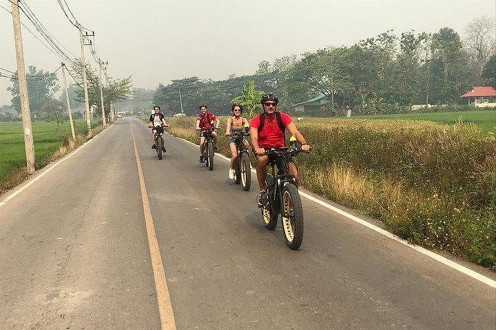 1日Eバイクカントリーサイドとナムプラエ（平坦丘陵、ガイド付き）
