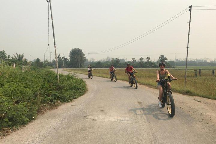 1日Eバイクカントリーサイドとナムプラエ（平坦丘陵、ガイド付き）