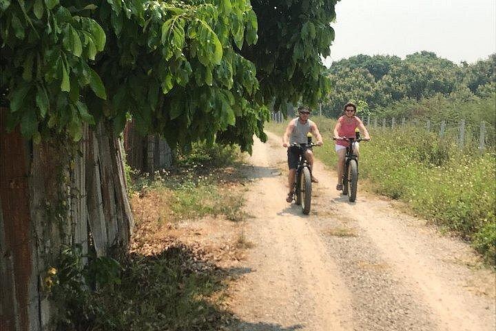 1日Eバイクカントリーサイドとナムプラエ（平坦丘陵、ガイド付き）