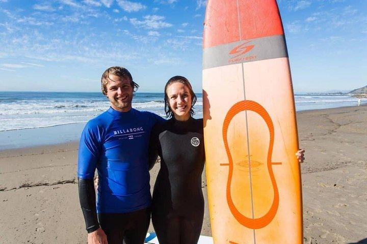 Cours de surf privé avec instructeur, planche et combinaison