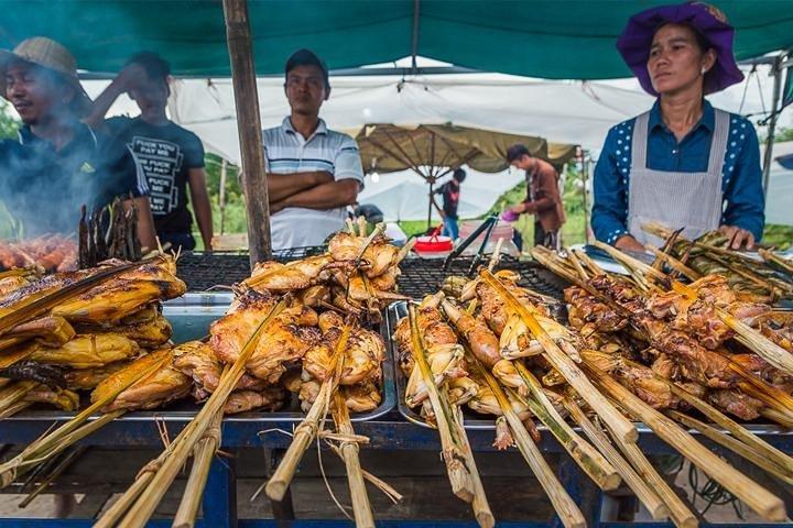 Tour gastronomico definitivo di Siem Reap (degustazione di 10 locali con tuk tuk)