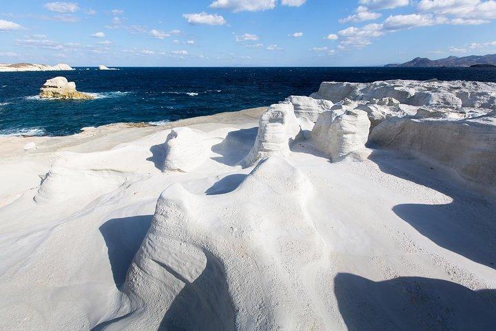 ミロス島からプロヴァタスとクレフティコまでの半日クルーズ