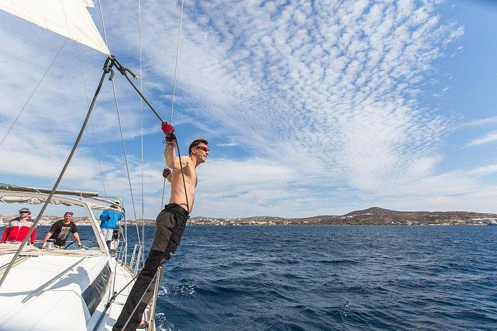 ミロス島からカログリーズ経由でクレフティコまでの日帰りクルーズ