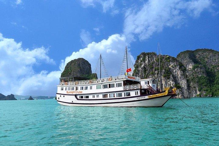 Halong Deluxe Cruise 2D/1N: kajakken, zwemmen, grot, Titop-eiland en volledige maaltijden