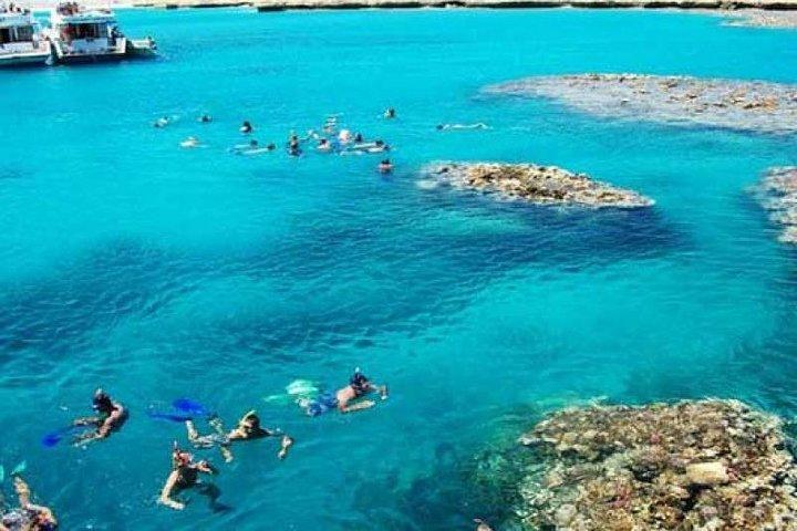 Avventura di snorkeling di un'intera giornata nell'isola di Tiran in barca