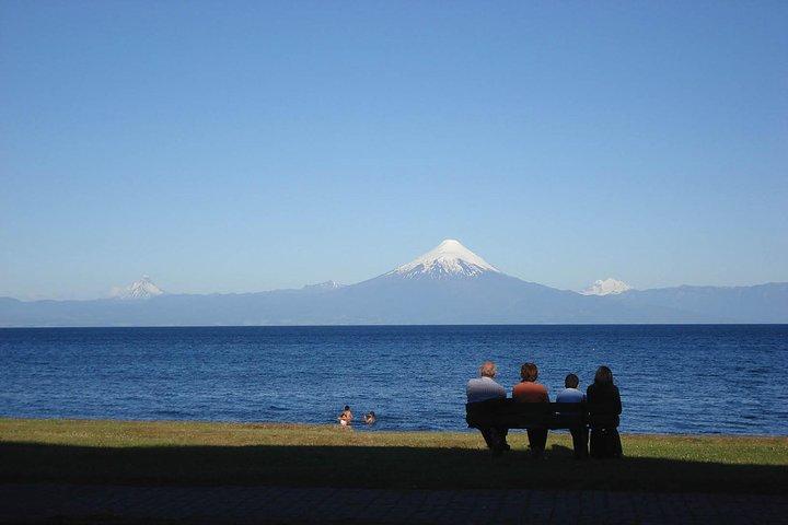 プエルト・バラスからのオソルノ火山とペトロウエの滝