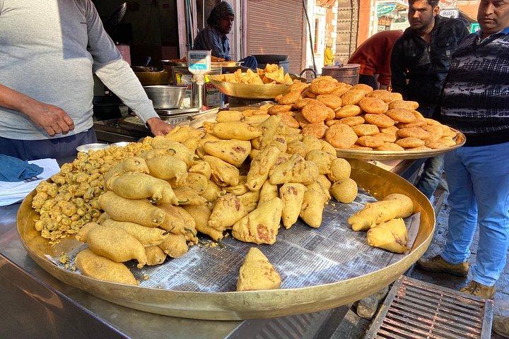 外部からの記念碑の朝の訪問を含むジャイプール市の朝食ツアー。