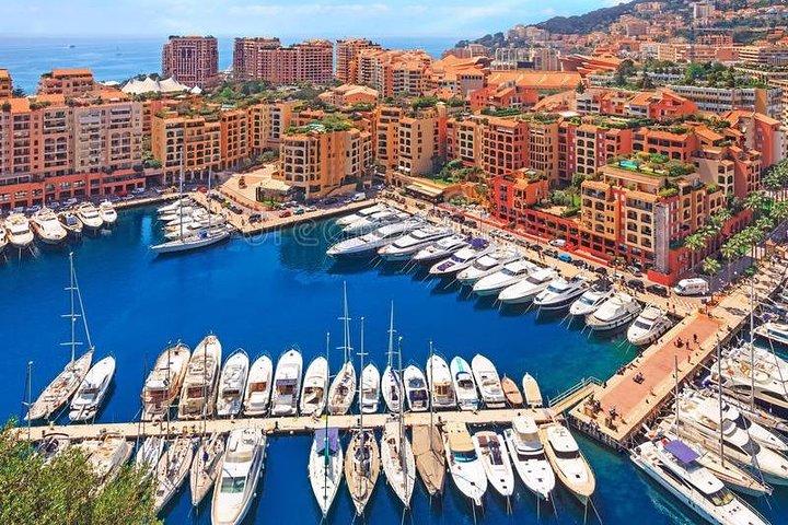 Trasferimento privato: dall'aeroporto di Nizza NCE a Monaco in furgone di lusso