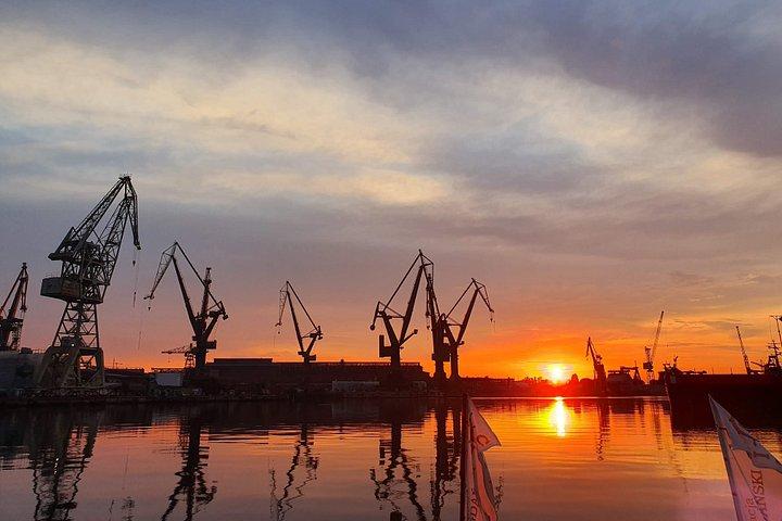 造船所の夕日と旧市街のイブニング クルーズ