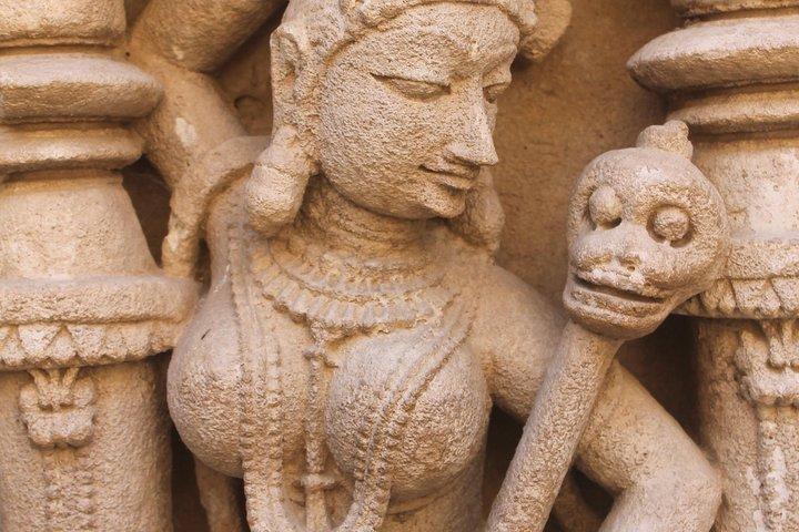 アーメダバードのパタンステップウェルとモデラサン寺院