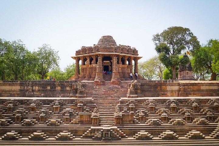 アーメダバードのパタンステップウェルとモデラサン寺院