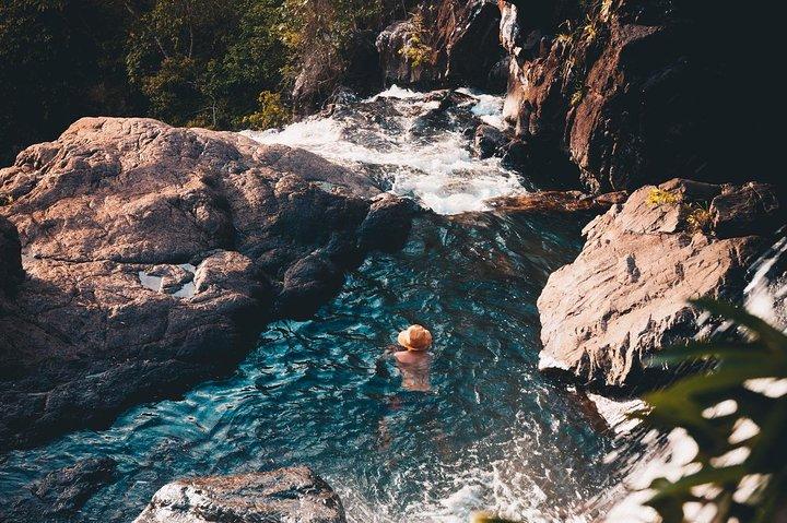 Viagem diurna com tudo incluído ao Waterfall Explorer saindo de Airlie Beach