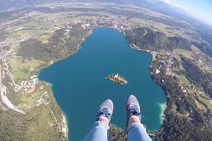 Parapendio sopra il lago di Bled