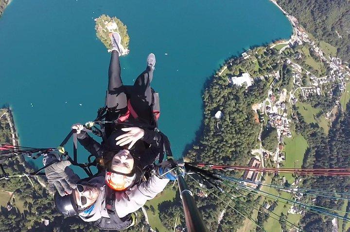 Parapente sobre el lago Bled