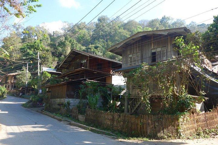隠れたチェンマイツアー：秘密の村、温泉＆滝