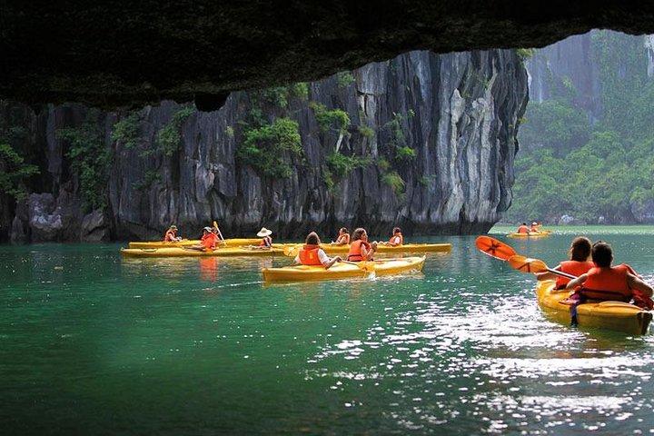 Ha Long Bay Cruise Day Tour: Caiaque, Natação, Caminhada e Almoço