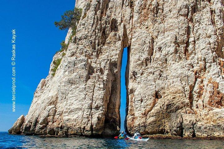 Um dia guiado de exploração em caiaque no mar, descoberta do Parque Nacional.