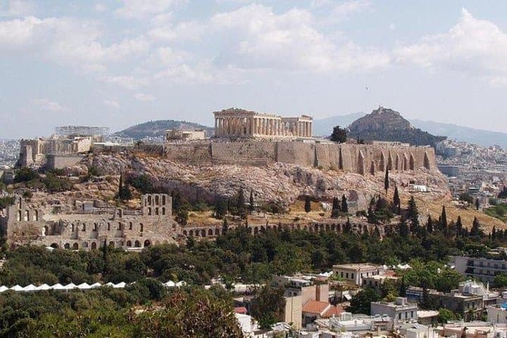 Athens Private Walking Tour: Acropolis monuments, Plaka and local food