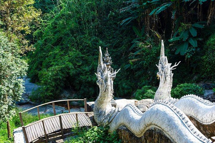 チェンマイハイライトドイ・ステープ寺院とレッドトラックによるツアー