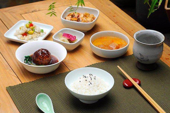 Suzhou Private Tour mit Tongli Town Boat Tour, Papierschneiden und vegetarischem Mittagessen