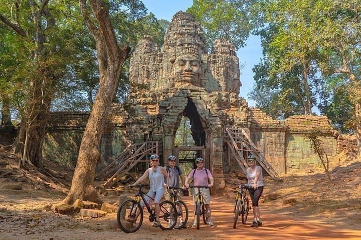 Angkor Sunrise Bike Tour con desayuno y almuerzo