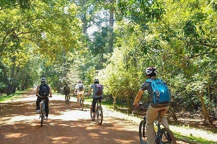 朝食と昼食付きのアンコールサンライズバイクツアー