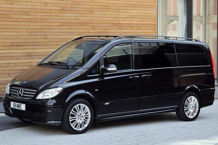 Windsor Castle: Private Chauffeured Luxury Minivan from London