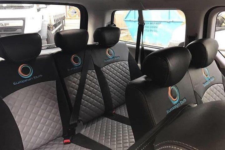 Excursion privée d'une journée avec chauffeur à la jetée de Brighton au départ de Londres dans un minibus de luxe