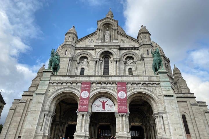 Montmartre Semi Private Tour: from Moulin Rouge, to Sacré-Cœur