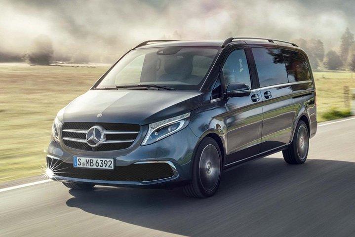 Windsor Castle: Private Chauffeured Luxury Minivan from London