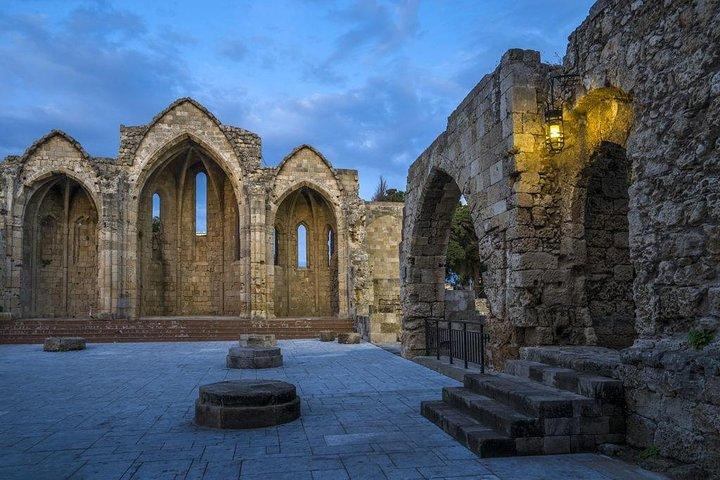 Excursão privada de vinho e história medieval em Rodes