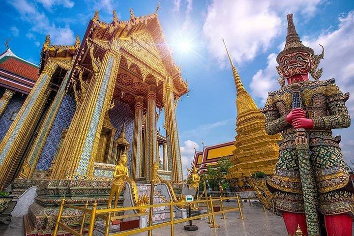 Bangkok: Grand Palace and Emerald Buddha Walking Tour With Guide