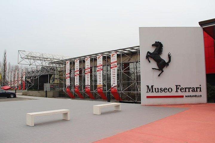 Desde Florencia: recorrido privado por los museos de Ferrari: la excelencia del arte automovilístico de Italia