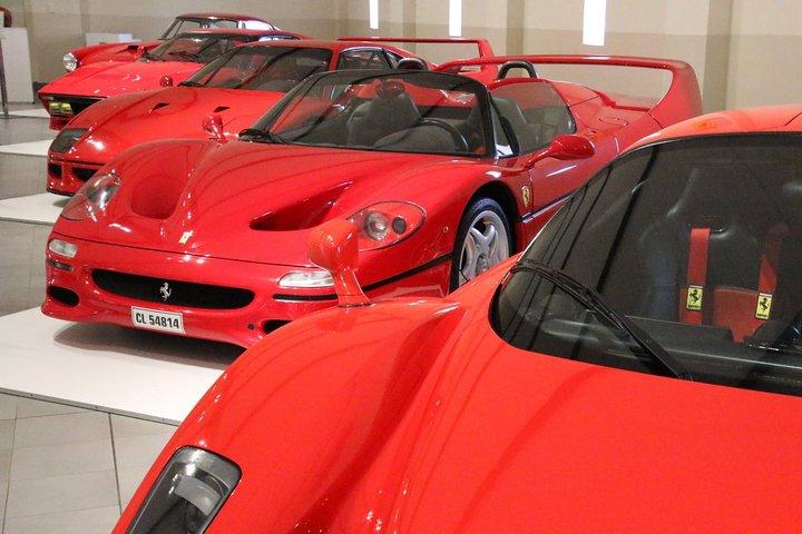 フィレンツェ発：プライベート フェラーリ ミュージアム ツアー：イタリアの自動車芸術の卓越性