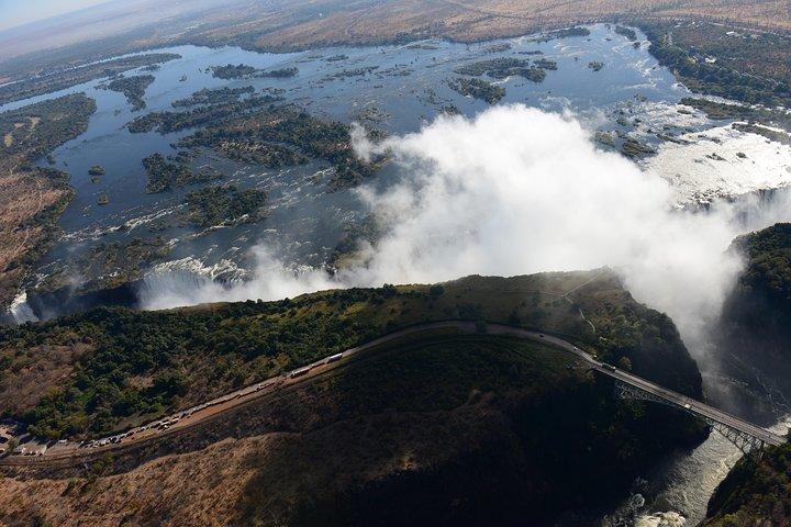 ヘリコプターに乗って滝の上の窓からの景色を眺める