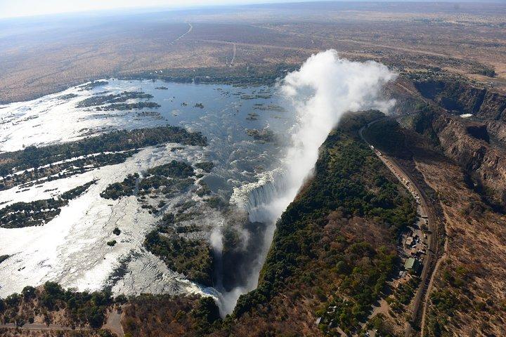 ヘリコプターに乗って滝の上の窓からの景色を眺める