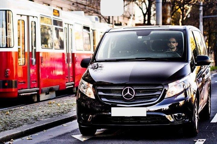 Transferência Privada Praga para Salzburgo com parada de 2h em Krumlov em um carro higienizado