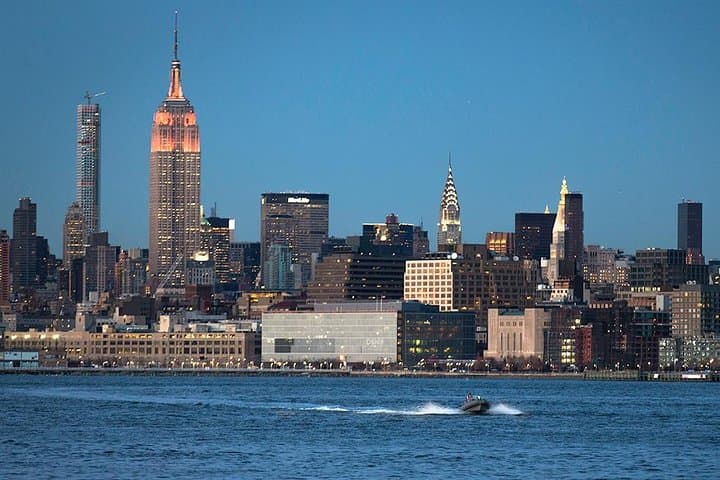 PRIVATE Manhattan Speedboat Tour - Up to 12 passengers