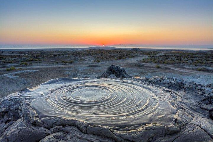 Qobustan og Mud Vulcano Tour - pris for 3 personer