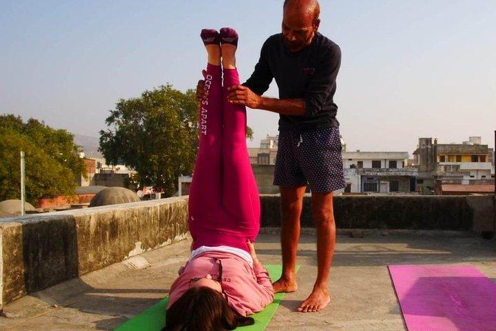 Rooftop Yoga Erfahrung in Jaipur mit lokaler Familie & Tee