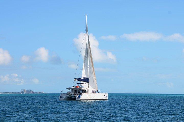 Catamaran à voile avec open bar à Isla Mujeres