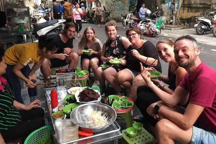 本物の食通のテイスティングで最高のハノイ デイ ストリート フード ツアー