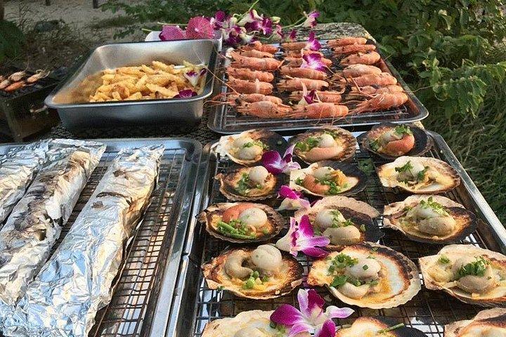 クラビ：ホンアイランドのロングテールボートツアーとバーベキューディナー